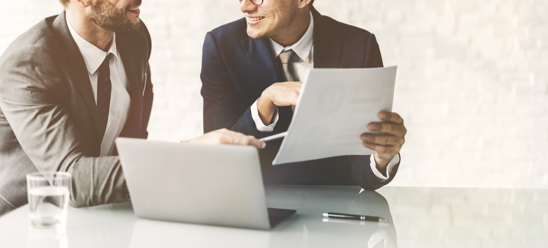 Corredor de seguros reflexionando sobre los retos del mercado asegurador actual